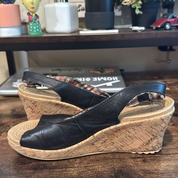 Crocs Black A-Leigh Cork Wedges size 8 - Picture 7 of 9